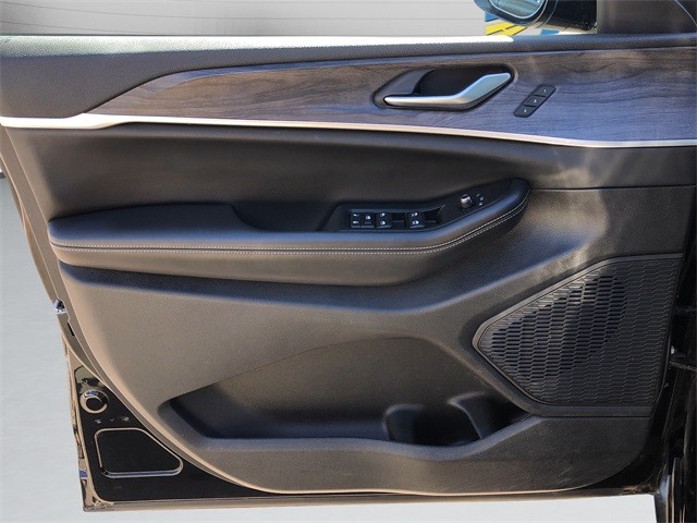 Jeep Grand Cherokee L Vehicle Full-screen Gallery Image 11