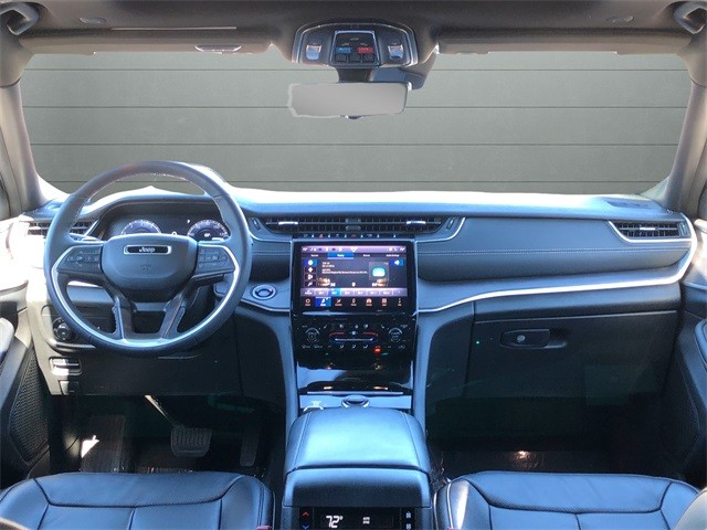 Jeep Grand Cherokee L Vehicle Full-screen Gallery Image 12