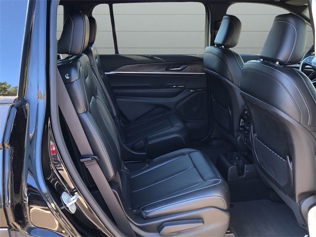 Jeep Grand Cherokee L Vehicle Full-screen Gallery Image 14