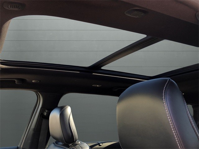 Jeep Grand Cherokee L Vehicle Full-screen Gallery Image 16