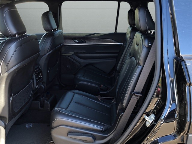 Jeep Grand Cherokee L Vehicle Full-screen Gallery Image 17