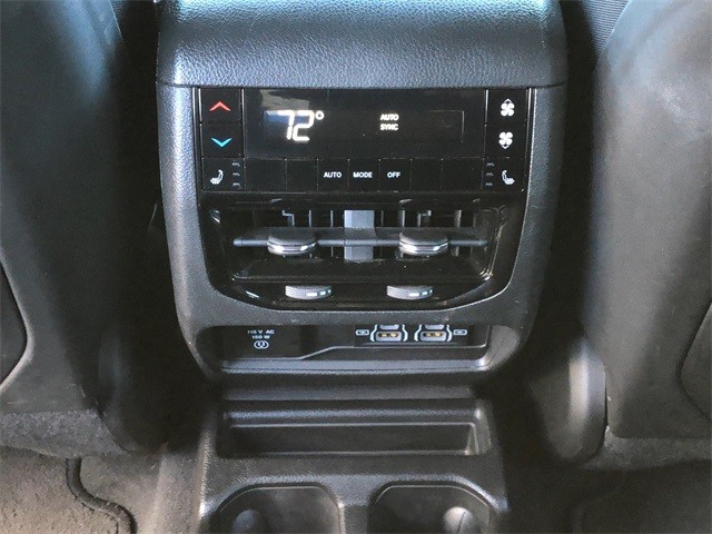 Jeep Grand Cherokee L Vehicle Full-screen Gallery Image 18