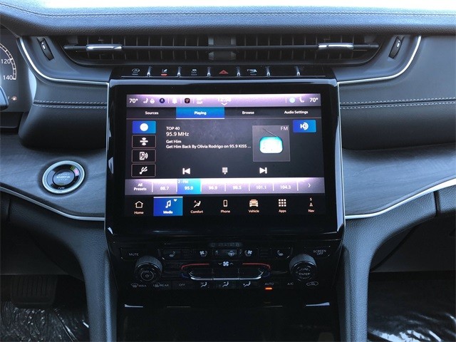 Jeep Grand Cherokee L Vehicle Full-screen Gallery Image 22