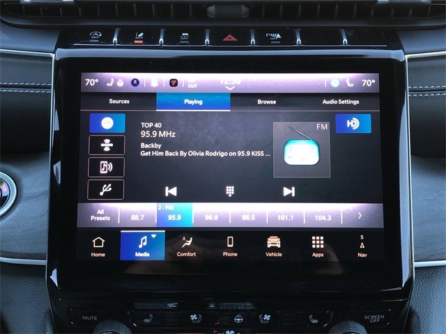 Jeep Grand Cherokee L Vehicle Full-screen Gallery Image 23