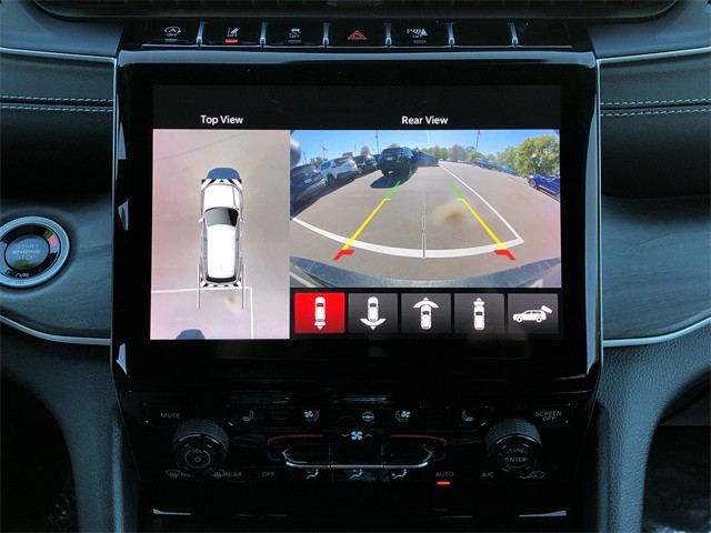 Jeep Grand Cherokee L Vehicle Full-screen Gallery Image 24