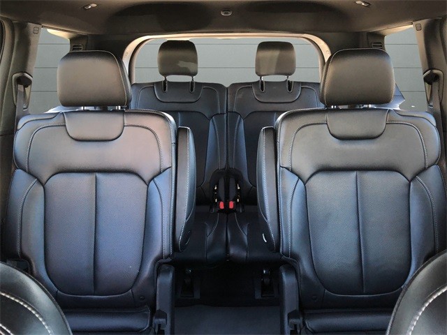 Jeep Grand Cherokee L Vehicle Full-screen Gallery Image 31