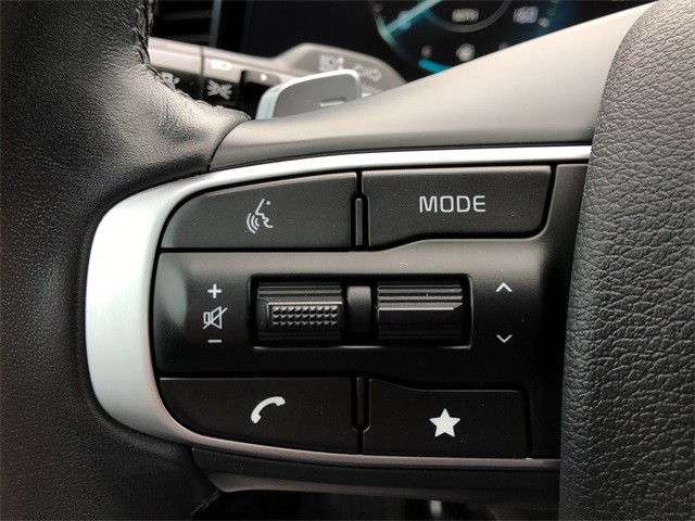 Kia Sportage Plug-In Hybrid Vehicle Full-screen Gallery Image 9