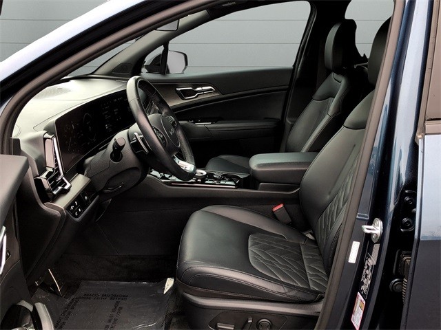 Kia Sportage Plug-In Hybrid Vehicle Full-screen Gallery Image 10