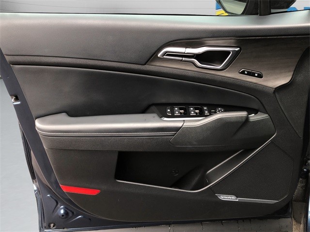 Kia Sportage Plug-In Hybrid Vehicle Full-screen Gallery Image 11