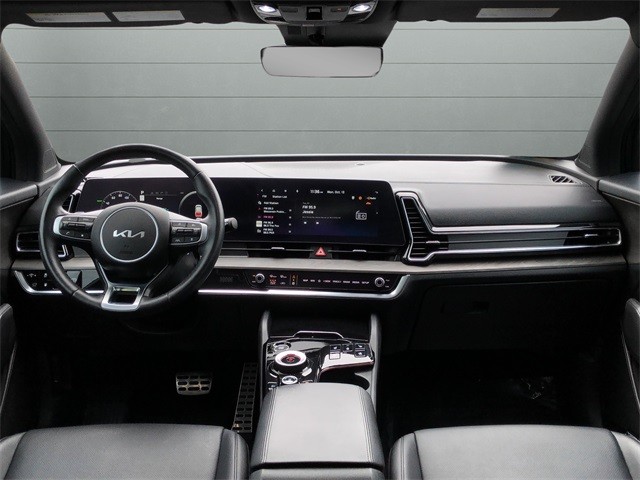 Kia Sportage Plug-In Hybrid Vehicle Full-screen Gallery Image 12