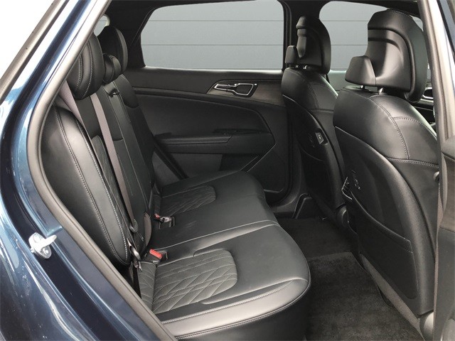 Kia Sportage Plug-In Hybrid Vehicle Full-screen Gallery Image 14