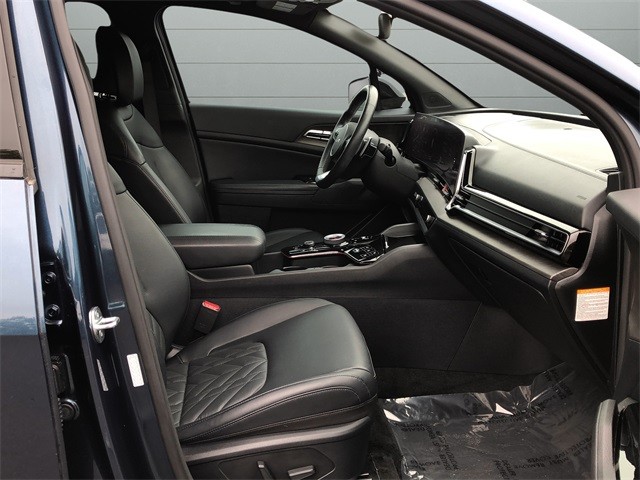 Kia Sportage Plug-In Hybrid Vehicle Full-screen Gallery Image 15