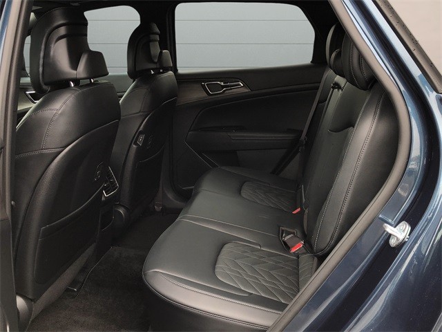 Kia Sportage Plug-In Hybrid Vehicle Full-screen Gallery Image 17