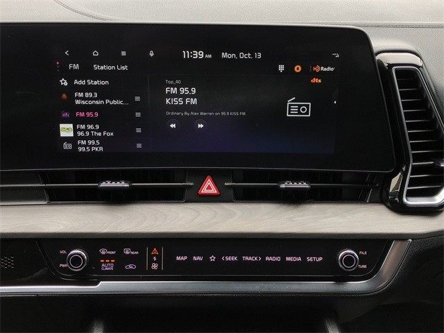 Kia Sportage Plug-In Hybrid Vehicle Full-screen Gallery Image 22