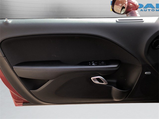 Dodge Challenger Vehicle Full-screen Gallery Image 11