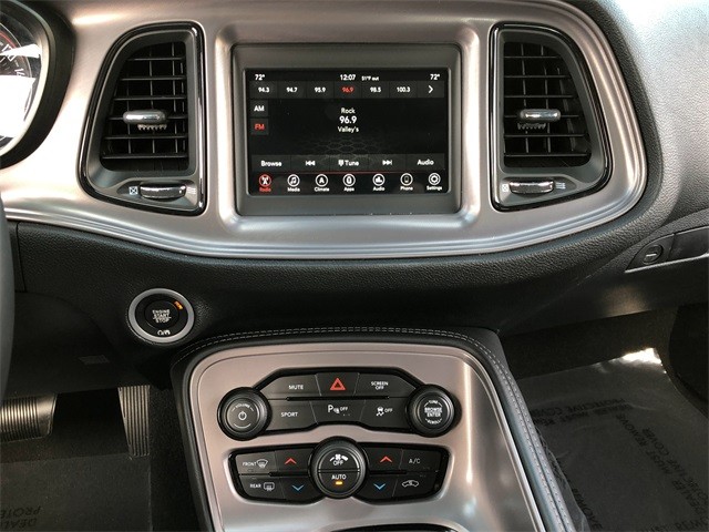 Dodge Challenger Vehicle Full-screen Gallery Image 18