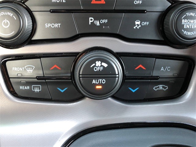 Dodge Challenger Vehicle Full-screen Gallery Image 23