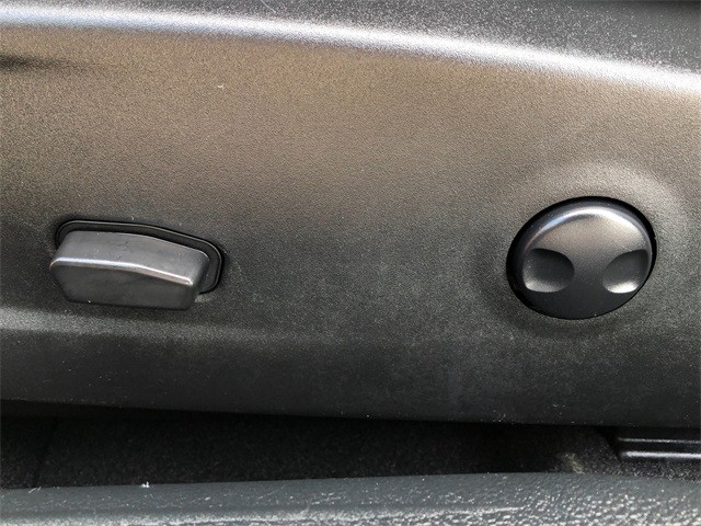 Dodge Challenger Vehicle Full-screen Gallery Image 25