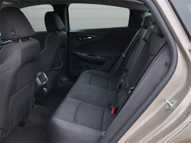 Chevrolet Malibu Vehicle Full-screen Gallery Image 16