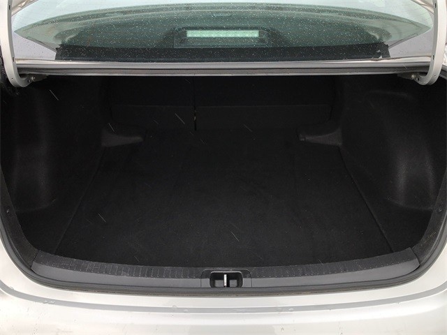 Toyota Corolla Vehicle Full-screen Gallery Image 26