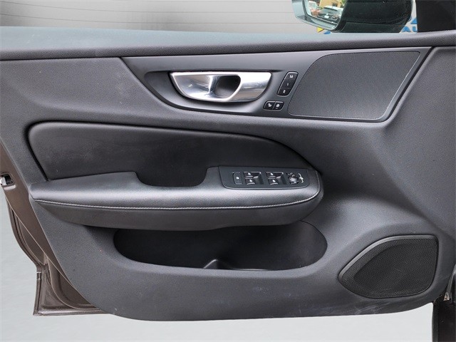 Volvo S60 Vehicle Full-screen Gallery Image 11