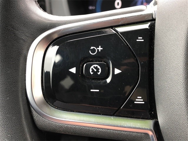 Volvo XC60 Vehicle Full-screen Gallery Image 9