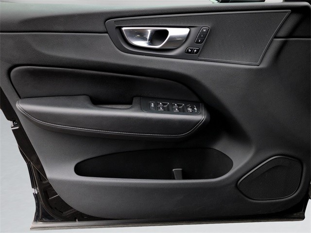 Volvo XC60 Vehicle Full-screen Gallery Image 11