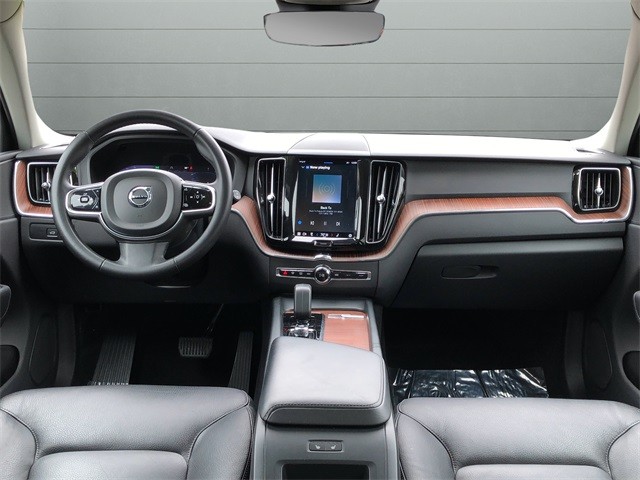 Volvo XC60 Vehicle Full-screen Gallery Image 12