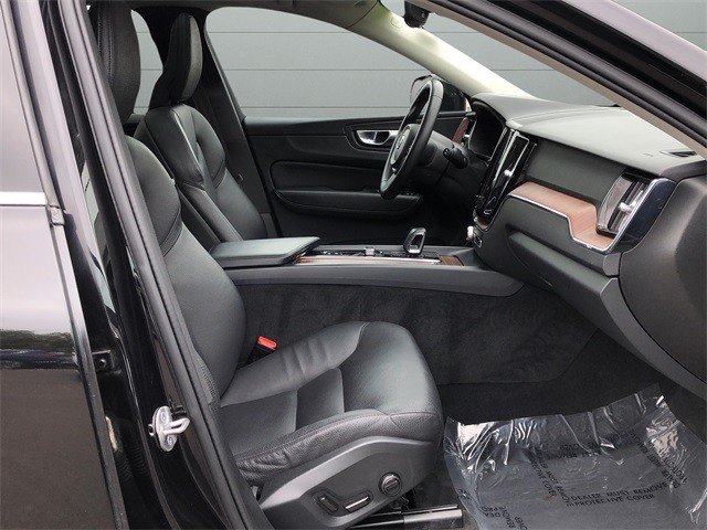 Volvo XC60 Vehicle Full-screen Gallery Image 15