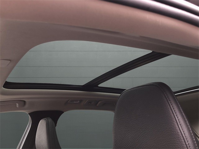 Volvo XC60 Vehicle Full-screen Gallery Image 16