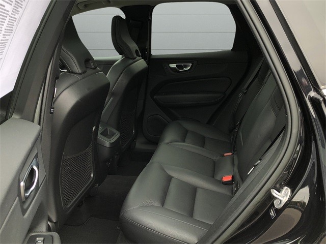 Volvo XC60 Vehicle Full-screen Gallery Image 17