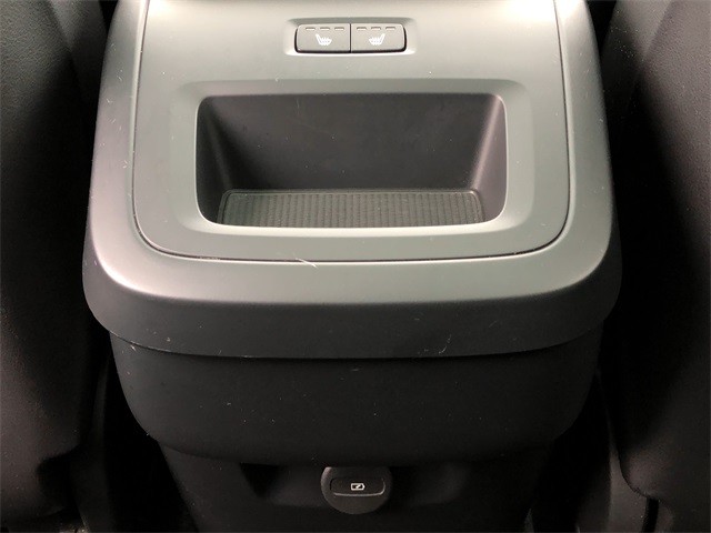 Volvo XC60 Vehicle Full-screen Gallery Image 18