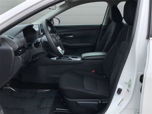 Nissan Sentra Vehicle Full-screen Gallery Image 10