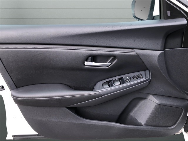 Nissan Sentra Vehicle Full-screen Gallery Image 11