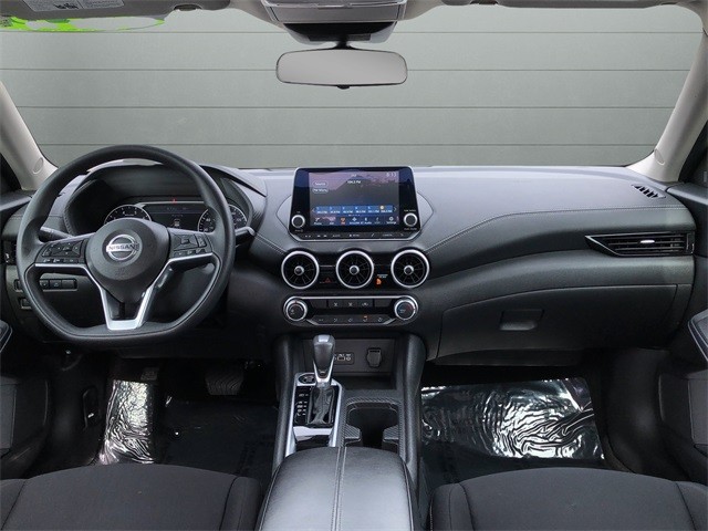 Nissan Sentra Vehicle Full-screen Gallery Image 12