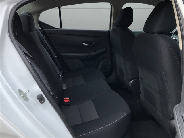 Nissan Sentra Vehicle Full-screen Gallery Image 14