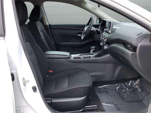 Nissan Sentra Vehicle Full-screen Gallery Image 15