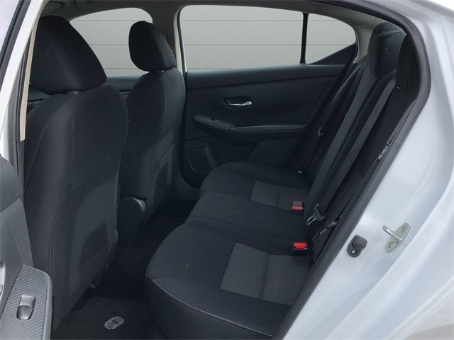 Nissan Sentra Vehicle Full-screen Gallery Image 16