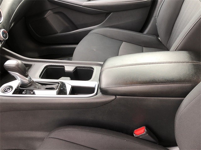 Nissan Sentra Vehicle Full-screen Gallery Image 19