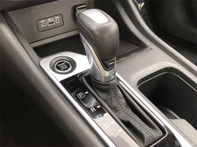 Nissan Sentra Vehicle Full-screen Gallery Image 24