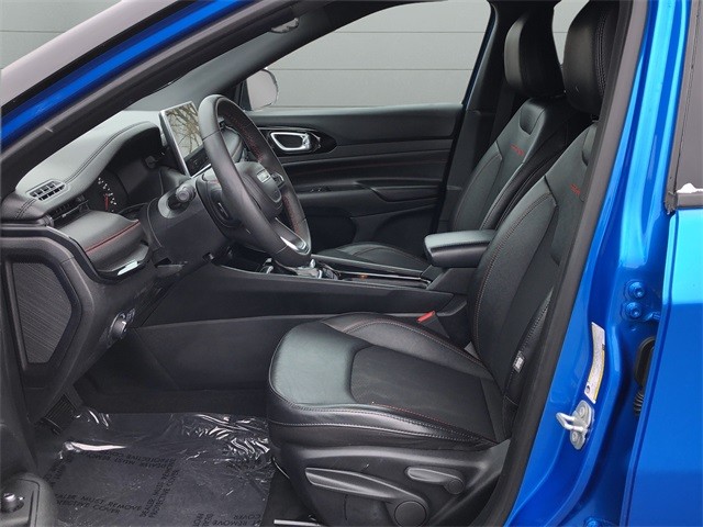 Jeep Compass Vehicle Full-screen Gallery Image 10