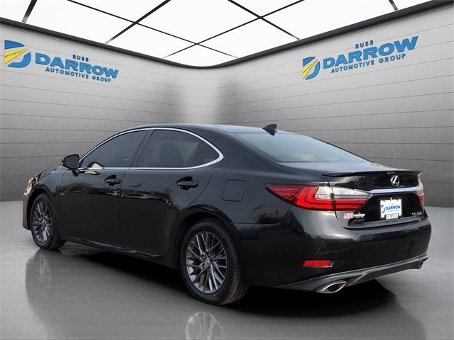 Lexus ES Vehicle Full-screen Gallery Image 3