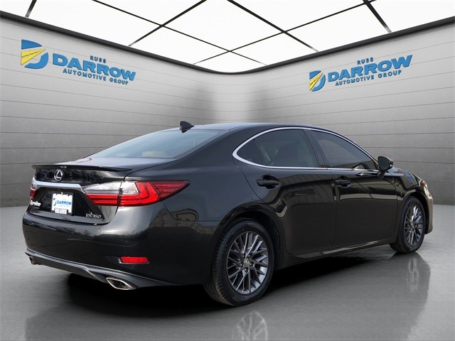 Lexus ES Vehicle Full-screen Gallery Image 5