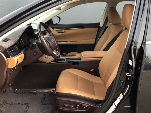 Lexus ES Vehicle Full-screen Gallery Image 10