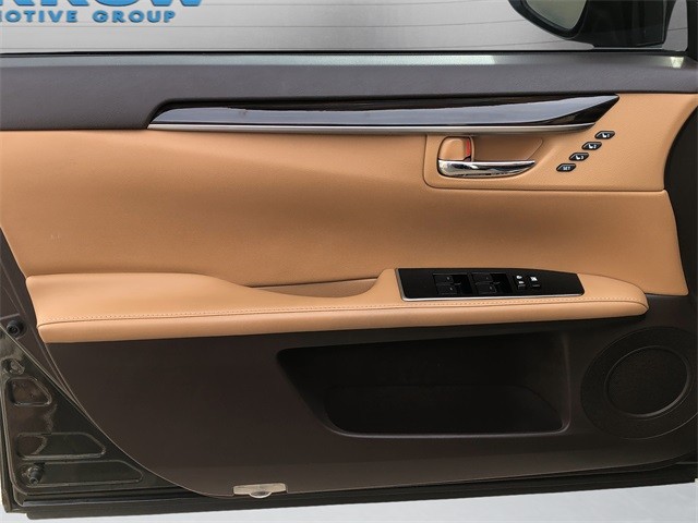 Lexus ES Vehicle Full-screen Gallery Image 11