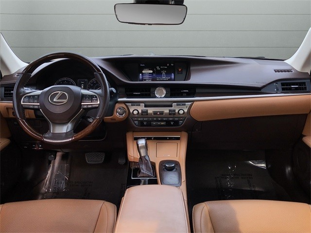 Lexus ES Vehicle Full-screen Gallery Image 12
