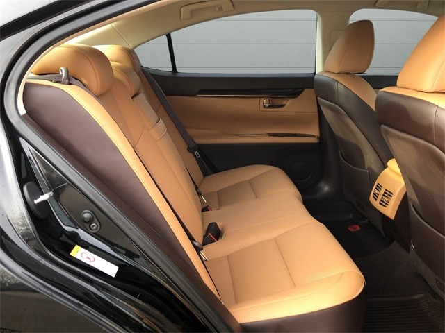 Lexus ES Vehicle Full-screen Gallery Image 14