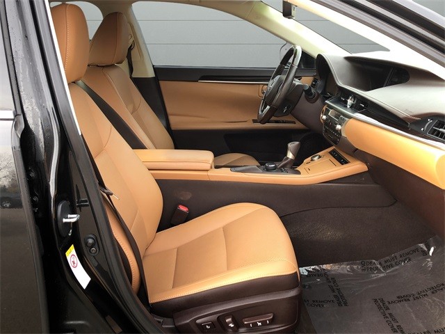 Lexus ES Vehicle Full-screen Gallery Image 15