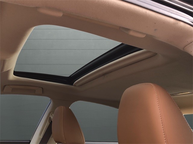 Lexus ES Vehicle Full-screen Gallery Image 16