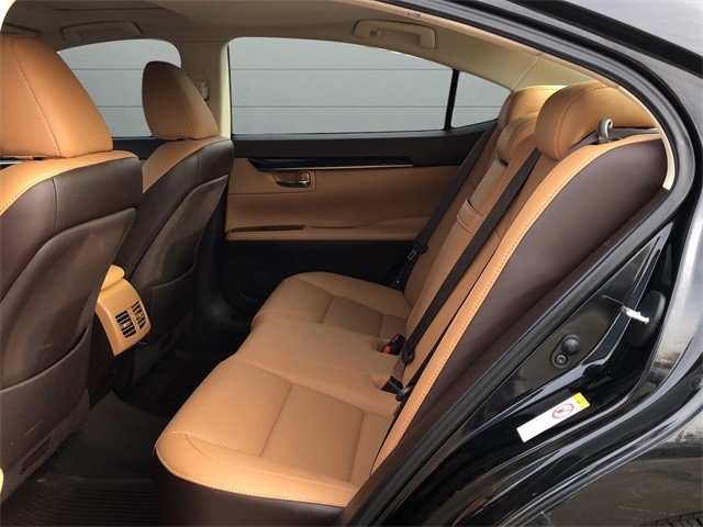 Lexus ES Vehicle Full-screen Gallery Image 17